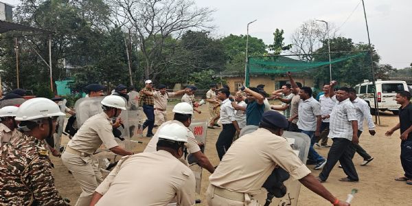 रामगढ़ में त्योहारों से पहले हाई अलर्ट, पुलिस ने किया मॉक ड्रिल और फ्लैग मार्च