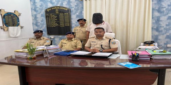 दस ग्राम चरस बरामद, चार तस्कर गिरफ्तार