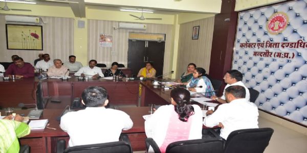 जल गंगा संवर्धन अभियान में गुणवत्ता के साथ बेहतर मॉडल विकसित करें : कलेक्टर