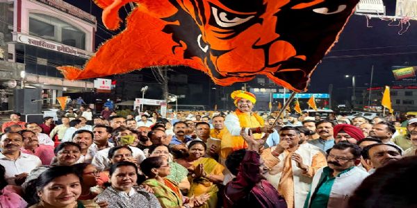 भोपालः हिंदू नववर्ष के स्वागत में प्रभात चौराहे पर लहराया विशाल भगवा झंडा, हुई भव्य आतिशबाजी