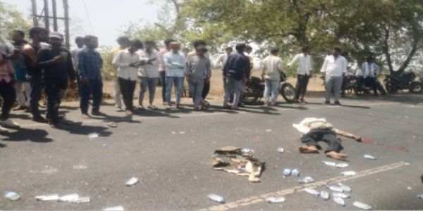 राजगढ़ःअज्ञात डंपर की टक्कर से बाइक सवार की मौत, सड़क पर बिखरे शराब के क्वार्टर