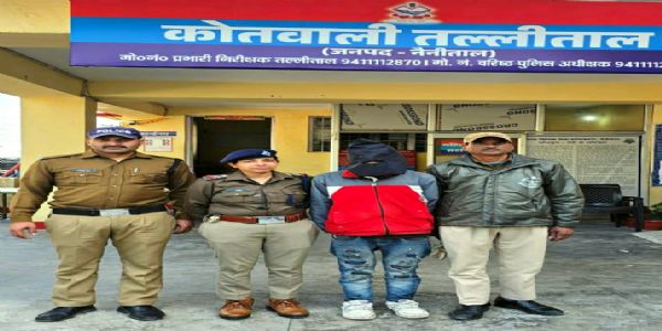 नशे में परिजनों से मारपीट कर रहे युवक को मां ने ही स्मैक सहित पकड़वाया