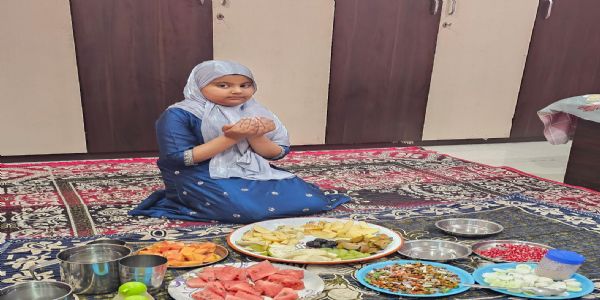 रमजान में सात वर्ष की नन्ही रुमैसा इबादत कर मांग रही सुख शांति की दुआ