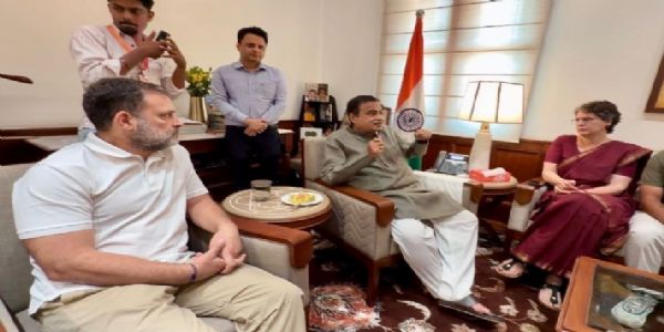 बड़े वाहनों के बॉडी निर्माता संघ के प्रतिनिधियों के साथ राहुल-प्रियंका ने गडकरी से मुलाकात की