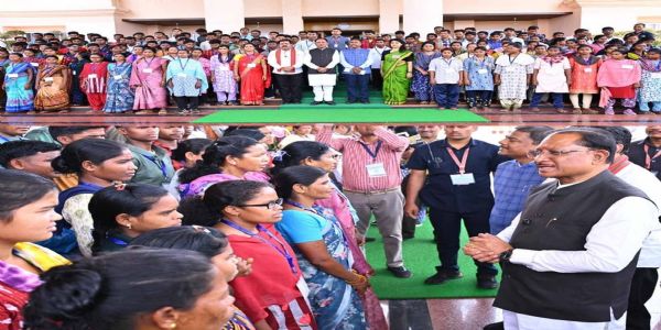 रायपुर : 140 आत्मसमर्पित नक्सलियों ने मुख्यमंत्री से की मुलाकात