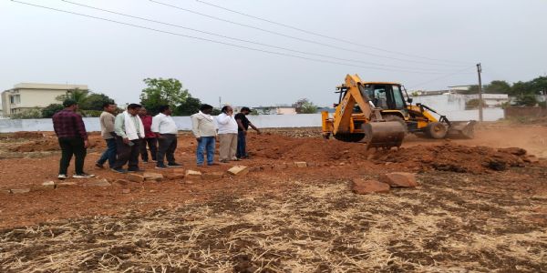 अवैध प्लाटिंग पर चला निगम व राजस्व का बुलडोजर