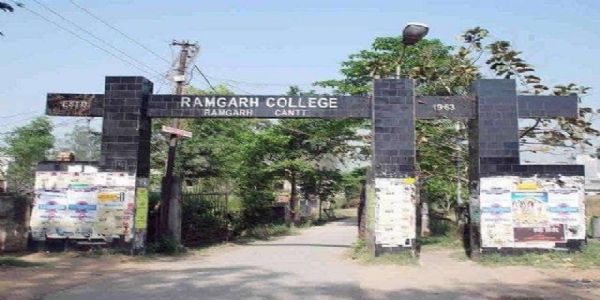 सीसीएल ने सीएसआर के तहत रामगढ़ कॉलेज को दिया 09 अलमारी