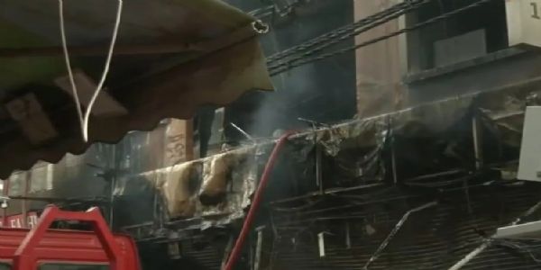 चारमंजिला इस इमारत में आग कपड़े और कॉस्मेटिक के शोरूम में लगी और कुछ ही देर में ऊपरी मंजिलों तक फैल गई। फोटो - इंटरनेट मीडिया