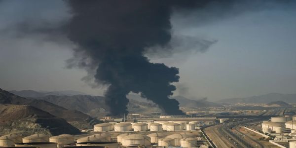 अल-अहमदी तेल रिफाइनरी में लगी आग