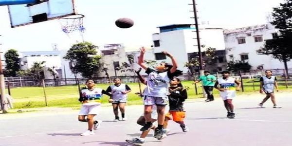सोनकपुर स्टेडियम में जनपद स्तरीय जूनियर बालिका वास्केटबॉल प्रतियोगिता का समापन