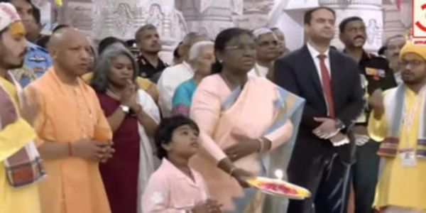 राष्ट्रपति द्रौपदी मुर्मु श्रीराम लला मंदिर में पूजन करते हुए