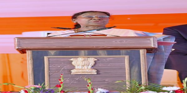 मंच से बोलते राष्ट्रपति द्रौपदी मुर्मु
