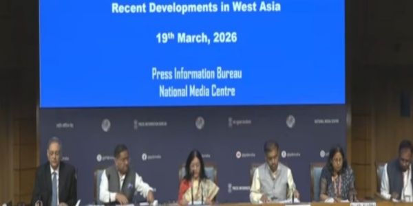 नई दिल्ली में आयोजित अंतर्मंत्रालयी प्रेस कॉन्फ्रेंस में पेट्रोलियम मंत्रालय की संयुक्त सचिव सुजाता शर्मा, बंदरगाह मंत्रालय के विशेष सचिव राजेश कुमार सिन्हा और विदेश मंत्रालय के प्रवक्ता रंधीर जायसवाल ऊर्जा आपूर्ति, जहाजों की सुरक्षा और प्रधानमंत्री की कुवैत क्राउन प्रिंस से हुई बातचीत पर जानकारी देते हुए