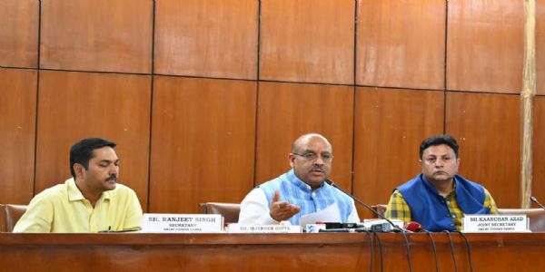 दिल्ली विधानसभा में गुरुवार को प्रेस कांफ्रेंस करते अध्यक्ष विजेंद्र गुप्ता