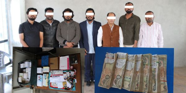 काठमांडू में गिरफ्तार ६ भारतीय नागरिक और बरामद सामग्री तथा नकद