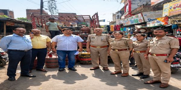 चार ठिकानों पर छापेमारी, अवैध गैस कारोबार का नेटवर्क बेनकाब