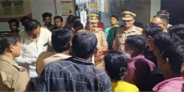 दाेस्ताें संग बाजार में फिंगर खा रहे युवक को गोली मारी, हालत गम्भीर