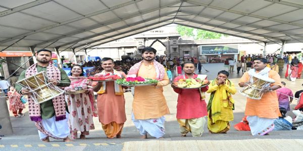 चैत्र नवरात्र : बाबा विश्वनाथ दरबार से भेजी गई मुखनिर्मालिका गौरी और माता विशालाक्षी काे श्रृंगार सामग्री