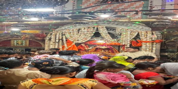 चैत्र नवरात्र पर सीतापुर के नैमिषारण्य में उमड़ा श्रद्धालु का सैलाब