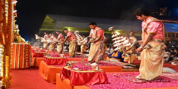 सनातनी नववर्ष के पहले दिन ललिताघाट पर भव्य गंगा आरती की शुरूआत,जय मां गंगे की गूंज