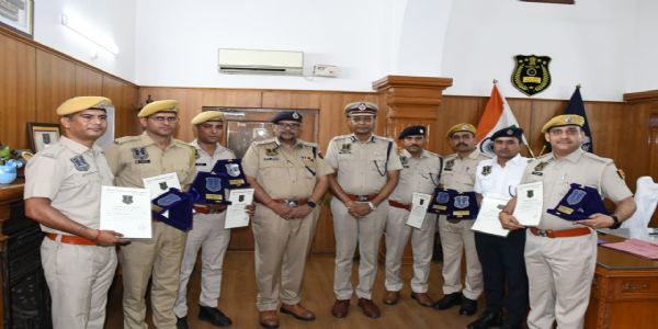 छह पुलिसकर्मी कांस्टेबल ऑफ द मंथ अवॉर्ड से सम्मानित