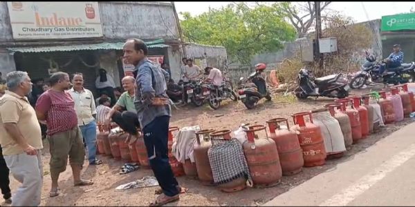 गैस सिलेंडर संकट से हाहाकार, उपभोक्ताओं में आक्रोश