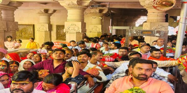 नवरात्र के पहले दिन उमड़ा आस्था का सैलाब, मां विंध्यवासिनी दरबार में रिकॉर्ड भीड़
