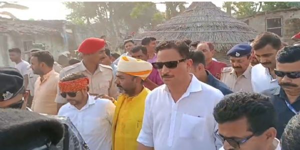 पट्टी शीतल कांड के परिजनों से मिले सांसद रूडी