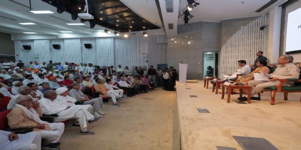 मुख्यमंत्री ने आगामी बजट को लेकर किसानों, ग्रामीणों और गिग वर्कर्स से किया संवाद