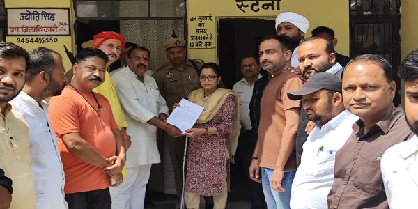 विशेष समुदाय के युवक पर मंदिर की भूमि पर कब्जा करने का आरोप, विहिप ने एसडीएम को सौंपा ज्ञापन