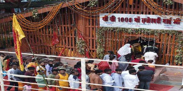 मां दंतेश्वरी मंदिर दंतेवाड़ा शक्तिपीठ में चैत्र नवरात्रि के पहले दिन भक्तों की भीड़ उमड़ी