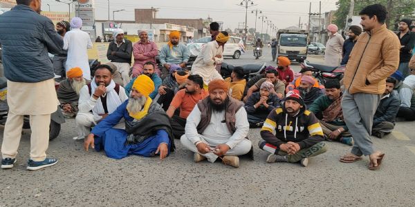 फतेहाबाद : गैस सिलेंडर की समस्या से परेशान उपभोक्ताओं ने लगाया जाम, एजेंसी का किया घेराव