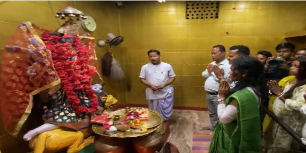 तृणमूल उम्मीदवार स्वप्ना बर्मन ने भ्रामरी देवी मंदिर में पूजा कर शुरू किया चुनावी प्रचार