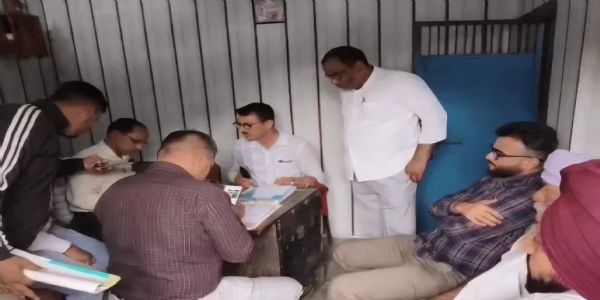 यमुनानगर: रिहायशी क्षेत्र में अवैध प्लास्टिक यूनिट पर सीएम फ्लाइंग टीम का छापा