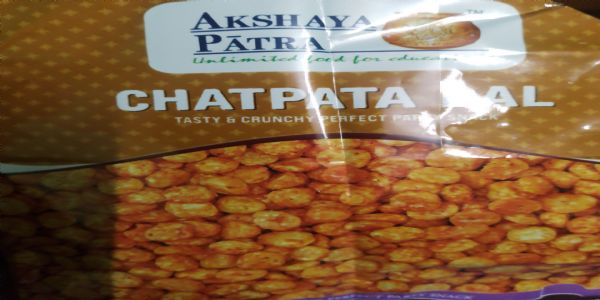 नमकीन और तिलकुट मिलने पर प्रसन्नता से भर जाता छात्र-छात्राओं का चेहरा