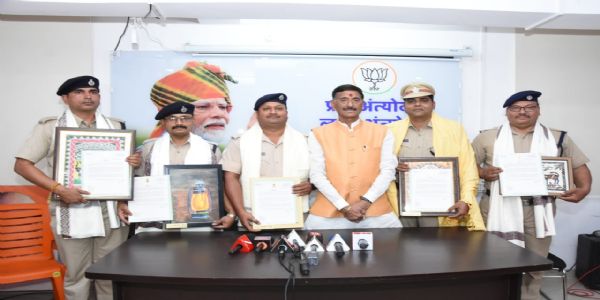 रक्षा राज्य मंत्री ने युवक की जान बचाने वाली आरपीएफ टीम को किया सम्मानित