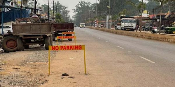 अंतागढ़ मार्ग पर लगा ‘नो पार्किंग’ बोर्ड से हादसे का खतरा