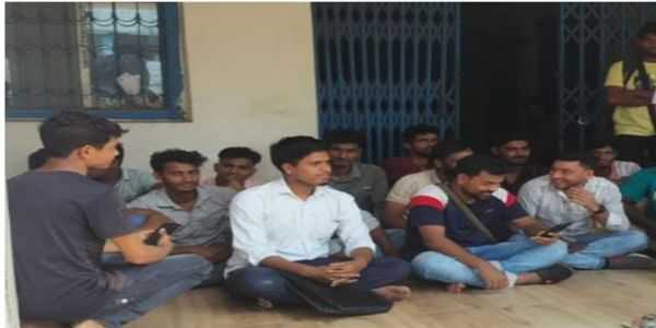 ‘युवासाथी’ योजना पर बवाल, बीडीओ ऑफिस में युवाओं का प्रदर्शन