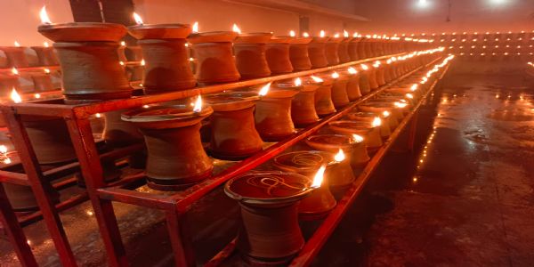 देवी मंदिरों में जली आस्था की ज्योति, श्रद्धालुओं की उमड़ी भीड़