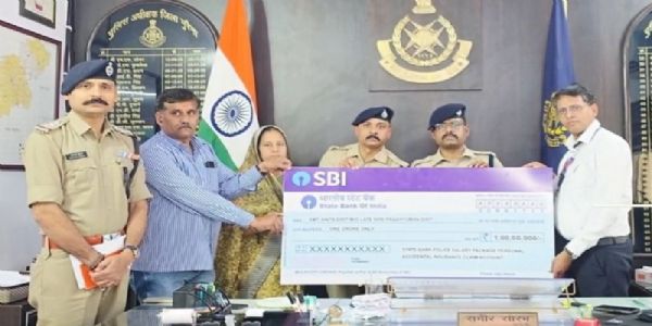 मप्रः बड़वानी एवं मुरैना में दिवंगत पुलिसकर्मियों के परिजनों को दी गई एक-एक करोड़ रुपये की सहायता