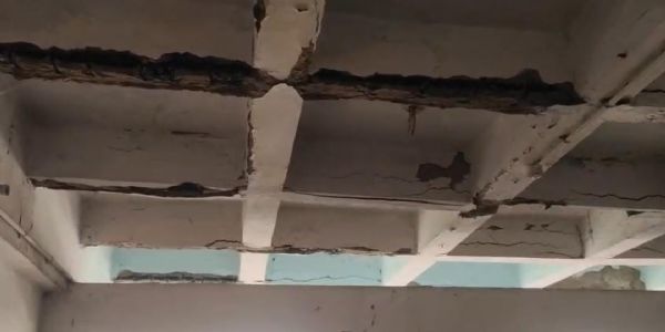 जर्जर भवन को लेकर कुलपति एवं कुलसचिव के खिलाफ जताया विरोध