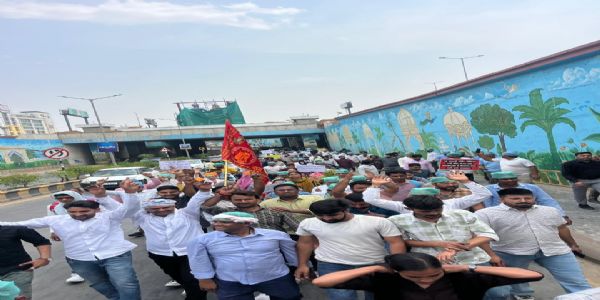 संविदा नर्सेज कर्मियों ने दौसा से जयपुर पदयात्रा के बाद मंत्री डॉ. किरोड़ी लाल मीणा के निवास पर दिया धरना