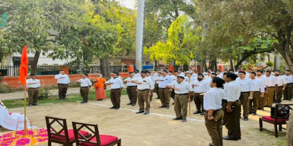 चैत्र शुक्ल प्रतिपदा: संघ संस्थापक डॉ हेडगेवार के जन्मदिवस पर स्वयंसेवकों ने पूर्ण गणवेश में प्रणाम निवेदित किया