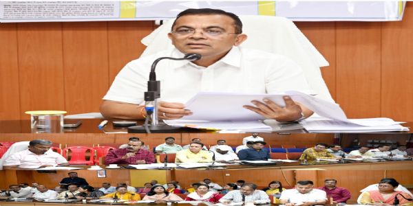 कलेक्टर की अध्यक्षता में प्राप्त आबंटन के विरूद्ध व्यय के संबंध में समीक्षा बैठक आयोजित