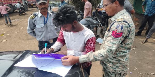 पुलिस का अवैध कबाड़ पर तीन बड़ी कार्रवाई,दो ट्रकों से 48 टन से अधिक स्क्रैप जब्त