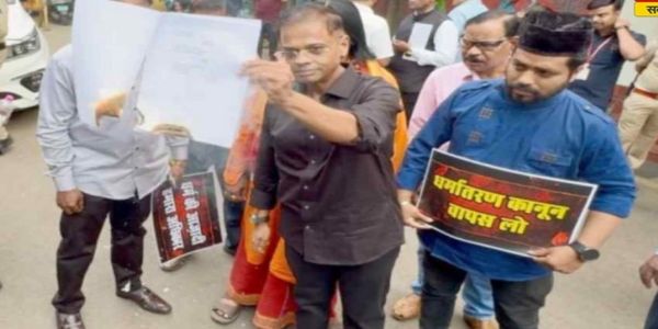 रायपुर : अमित जोगी ने धर्मांतरण विधेयक की प्रति जलाई, राज्यपाल के नाम सौंपा ज्ञापन