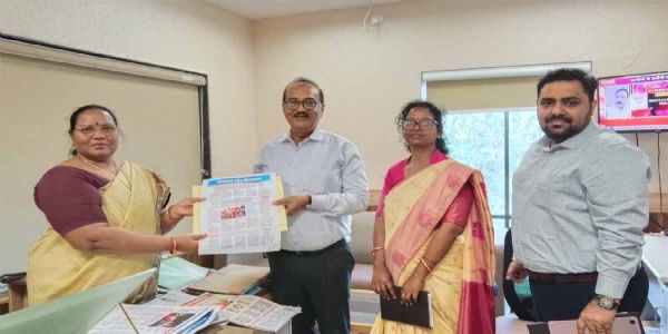 झारखंड की टीम ने छत्तीसगढ़ संवाद द्वारा प्रकाशित रोजगार और नियोजन पत्रिका की सराहना की