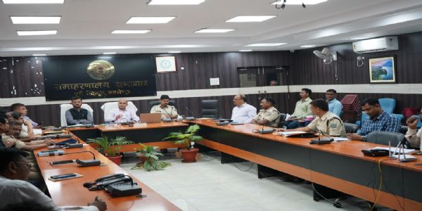 उपायुक्त ने खराब पड़े चापाकलों की मरम्मत कराने का दिया निर्देश