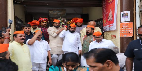 ठाणे में नववर्ष स्वागत यात्रा में उप मुख्य मंत्री शिंदे ने पालकी उठाई