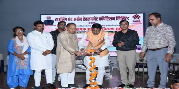 रक्षा राज्यमंत्री ने दिव्यांगाें में बांटे 1063 उपकरण